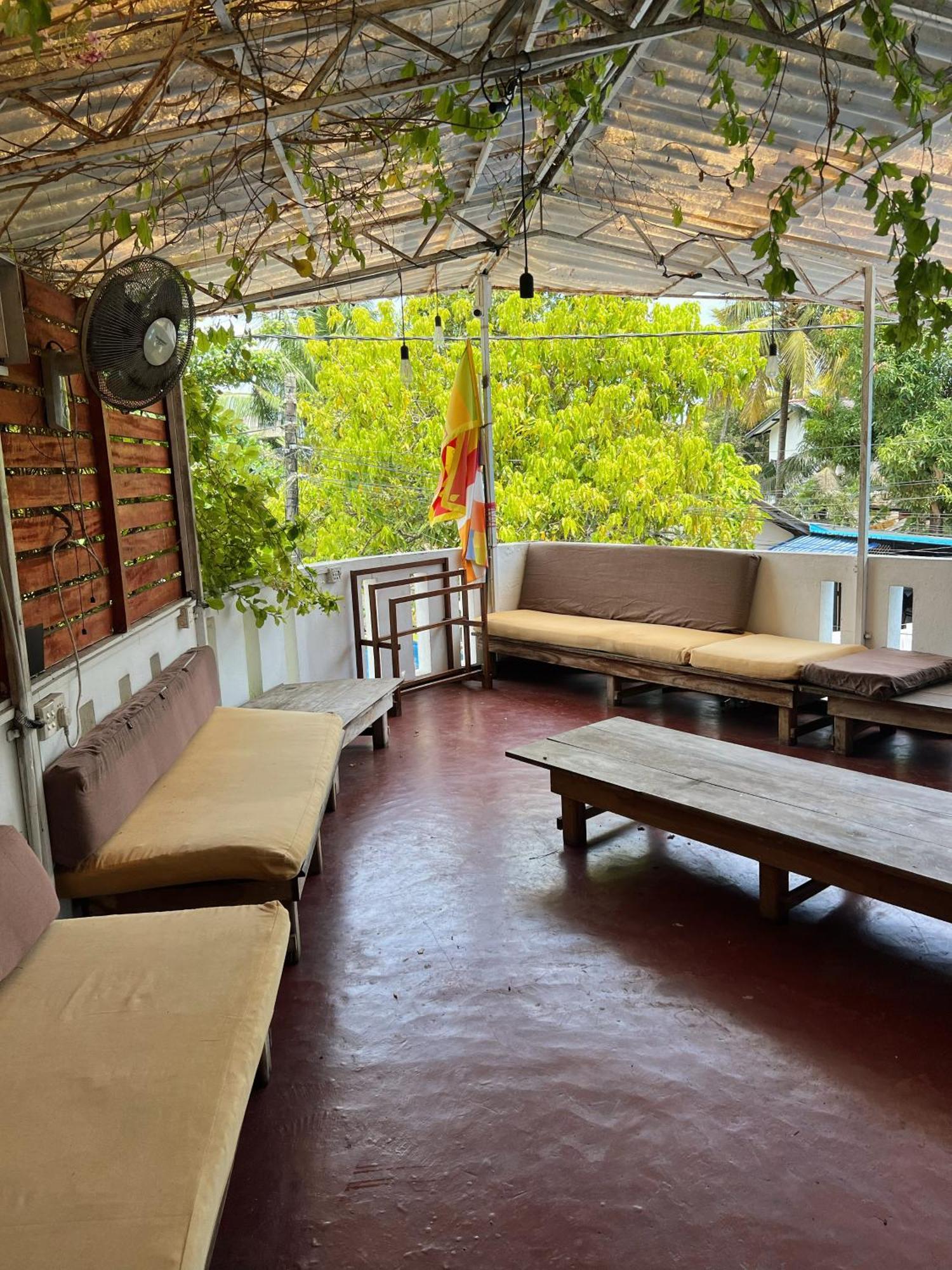 Hari Hari Hostel ウェリガマ エクステリア 写真