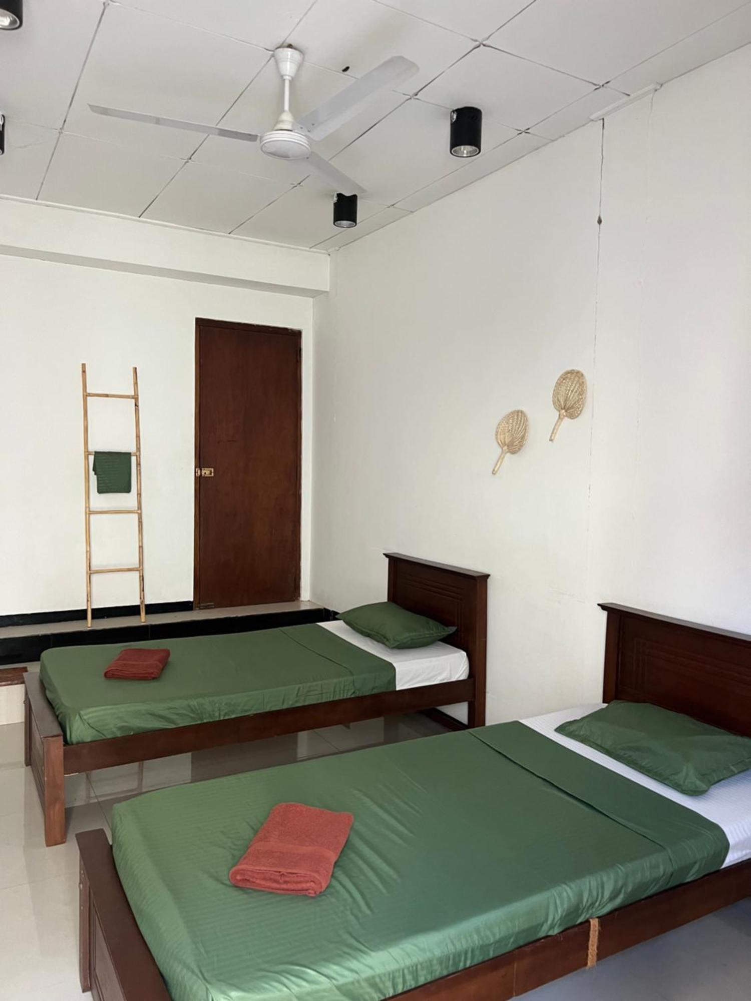 Hari Hari Hostel ウェリガマ エクステリア 写真